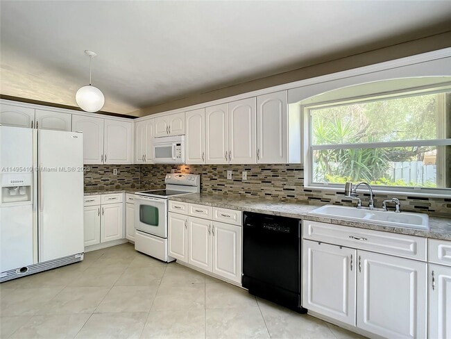Foto del edificio - 13945 Langley Pl