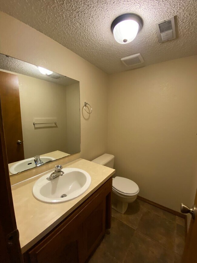 Foto del edificio - 2 bedroom 1.5 bath Townhome in a great location!