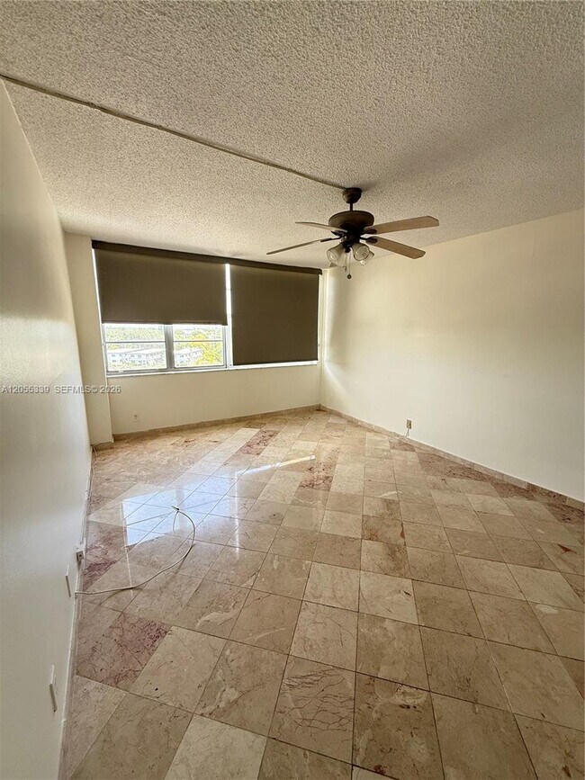 Foto del edificio - 2025 NE 164th St