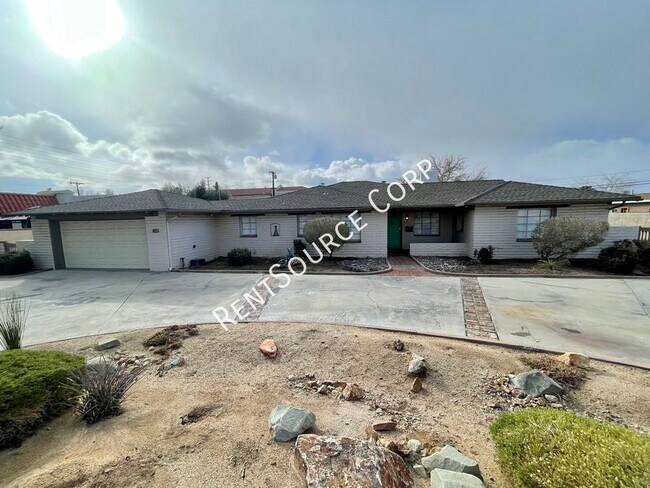 Foto del edificio - 1022 W Lancaster Blvd