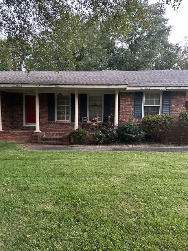 Building Photo - 2 bedroom 1 and a half bath brick home wit...