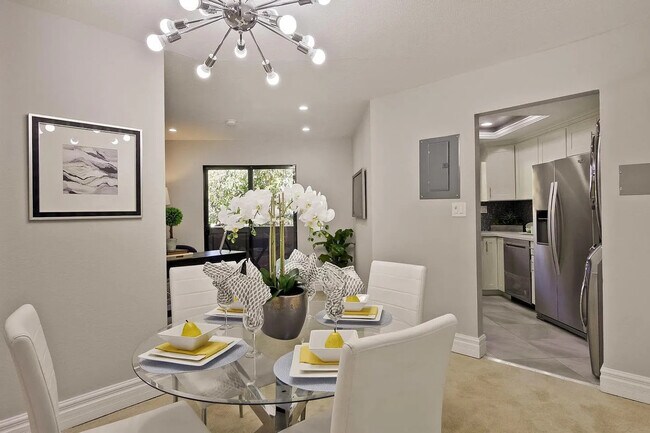 Foto del edificio - Charming 1 Bedroom 1 Bathroom Condo in the Centrally Located Courtyard Community of Sunnyvale!