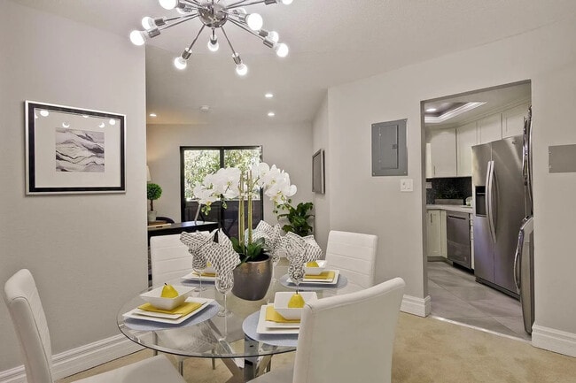 Building Photo - Charming 1 Bedroom 1 Bathroom Condo in the Centrally Located Courtyard Community of Sunnyvale!