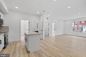 Building Photo - 809 Diamond St