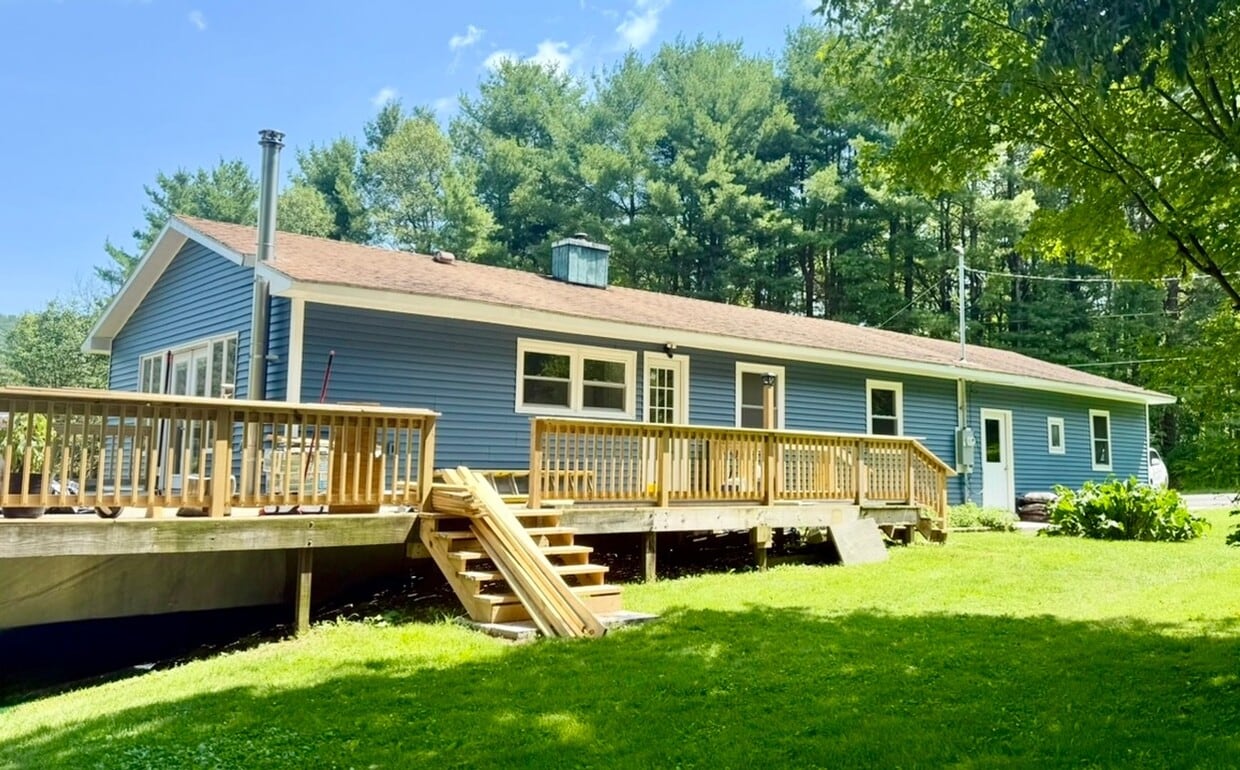 Foto principal - Beautiful Single-Family 3-Bedroom Home