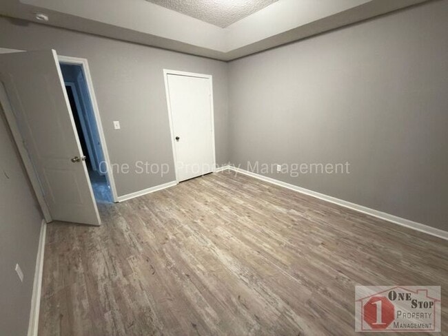 Building Photo - 3 bedroom, 2 bathroom duplex in Lee's Summit, MO!!