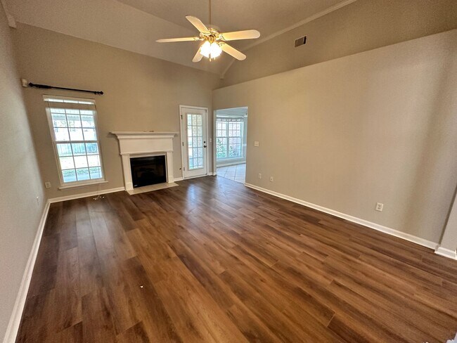 Building Photo - 4 bed 2 bath home with 2 car garage, covered patio, and fenced backyard