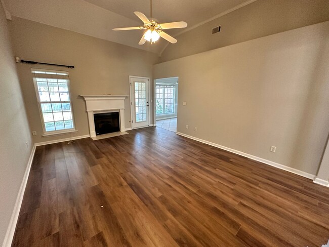 Building Photo - 4 bed 2 bath home with LVP flooring, new p...