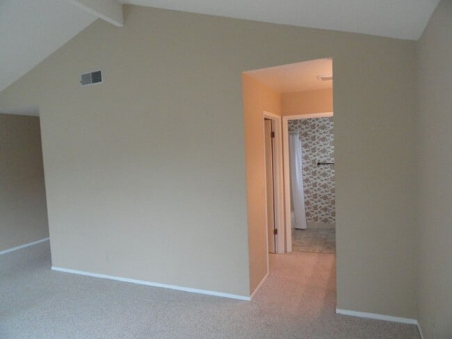 Building Photo - Rio Road Condo