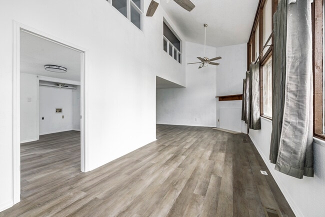 Building Photo - Earl’s Point Condominiums