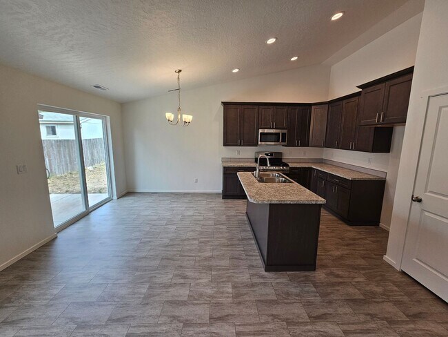 Building Photo - Beautifully Home in the Valley