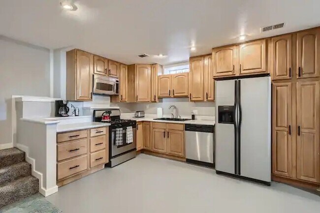 Building Photo - $0 DEPOSIT OPTION. 2BED/1BATH BERKLEY NEIGHBORHOOD HOME!