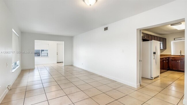 Foto del edificio - 117 E 10th St