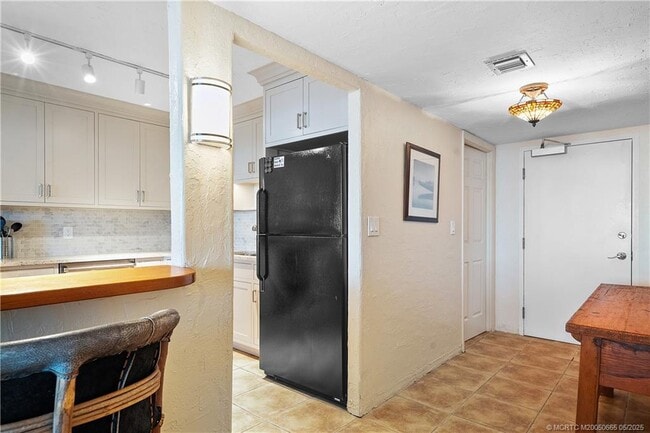 Building Photo - 10410 S Ocean Dr