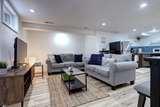 Building Photo - Updated Lower Half of Duplex Ready in West...