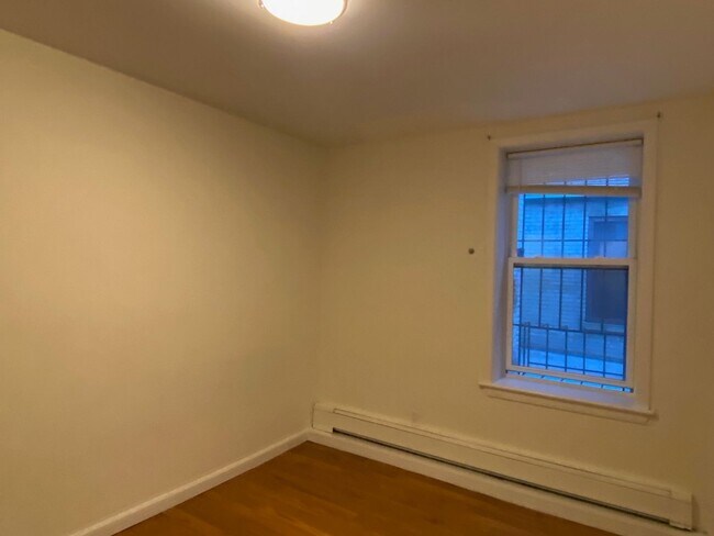 Foto del edificio - Nicely renovated 3 bed 2 bath unit in a pr...