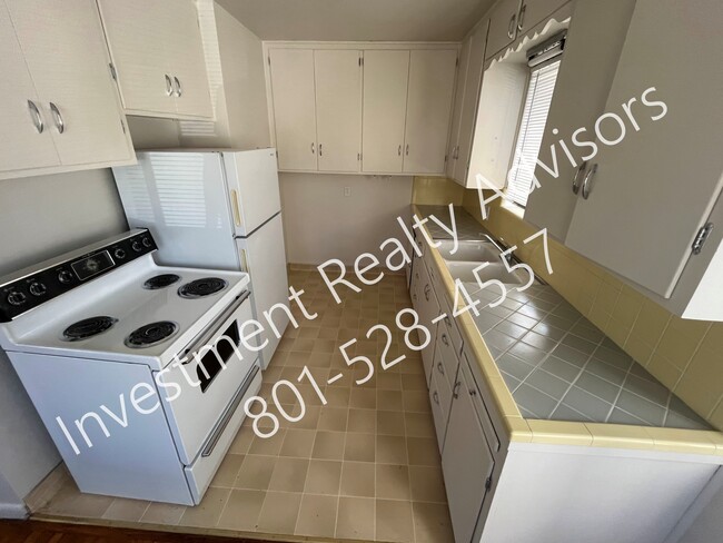 Building Photo - Apartment in the Avenues!