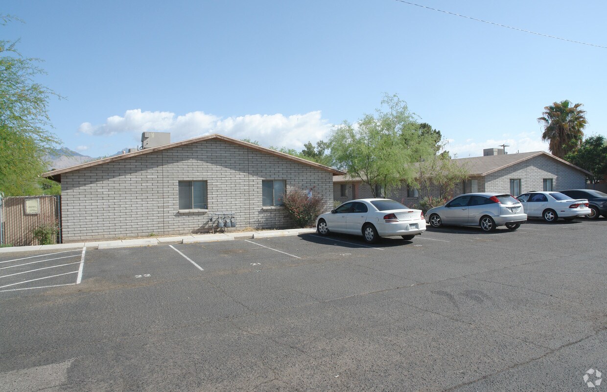 Primary Photo - 5739-5751 E Pima St