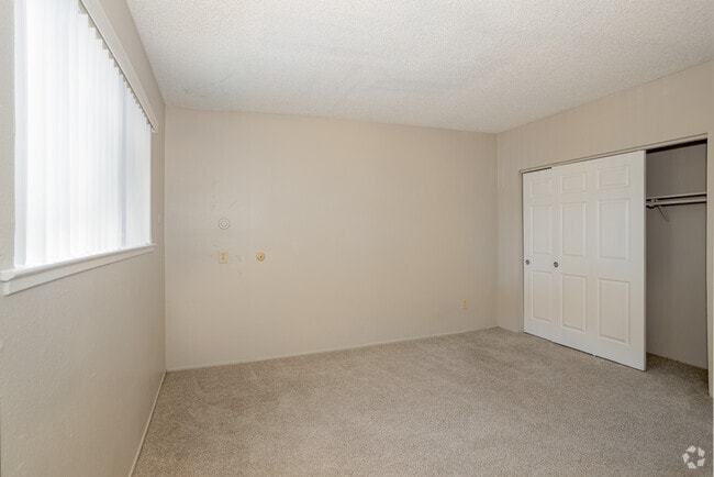 2BR, 2BA - 950SF - College Grove Apartments, LLC