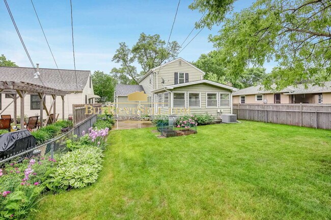 Foto del edificio - Charming 4-Bed Oasis with Gleaming Hardwood Floors – Your Dream Home Awaits in St. Louis Park!