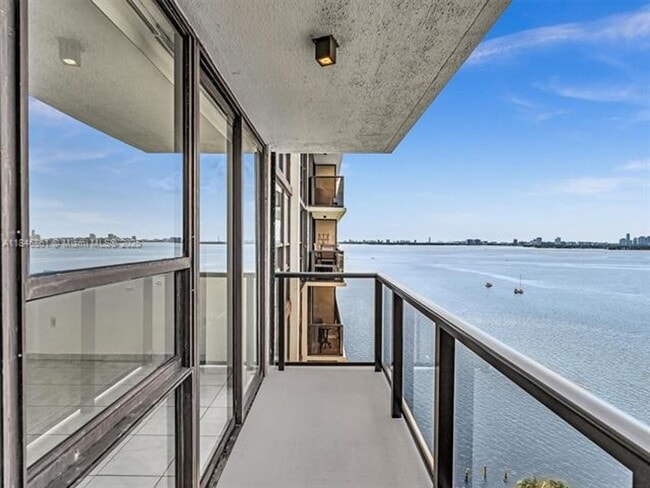Foto del edificio - 600 NE 36th St