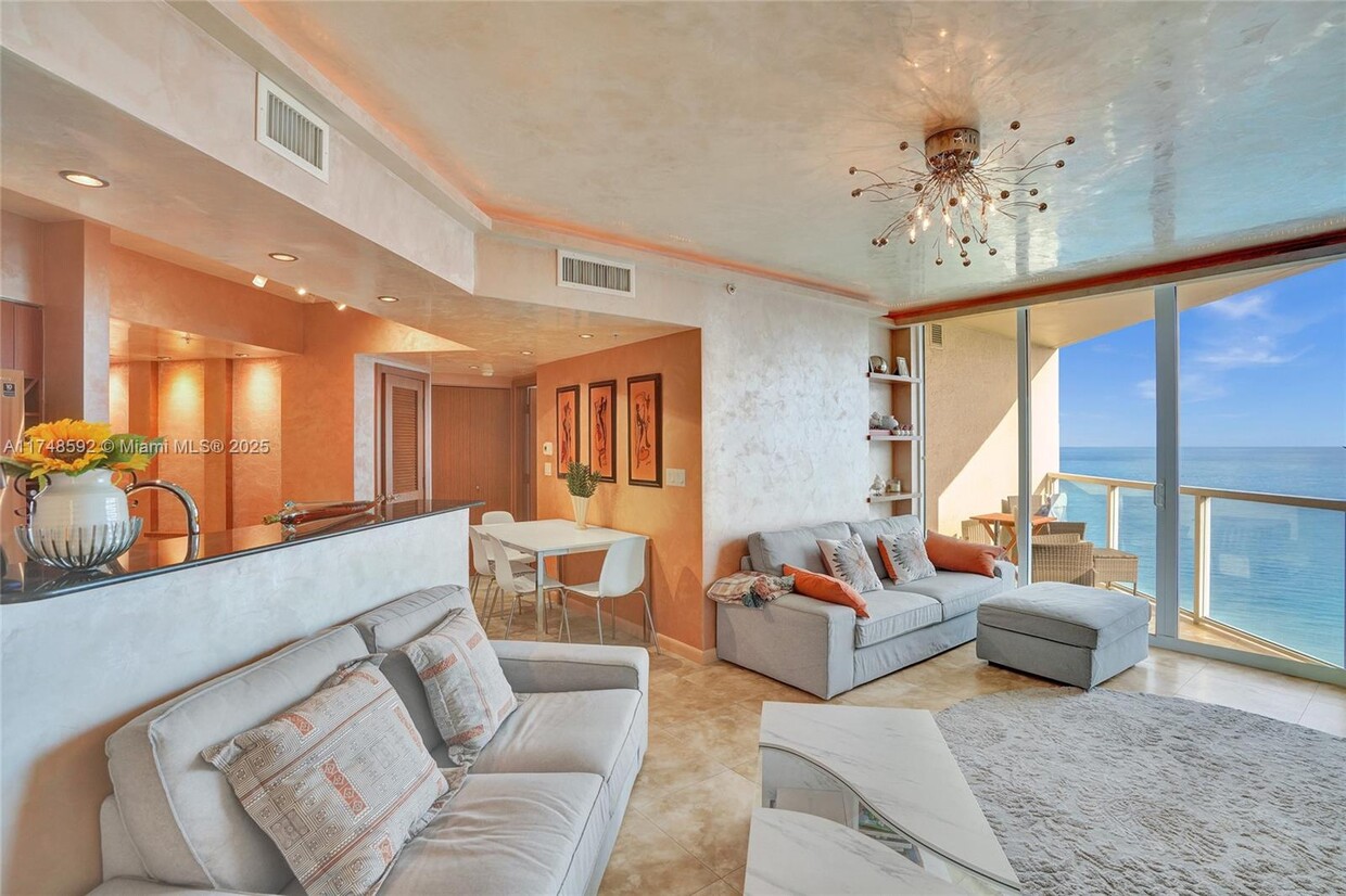 Foto principal - 16699 Collins Ave