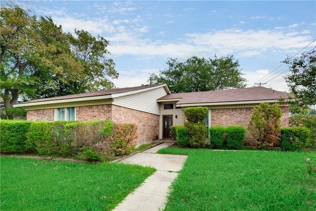 Foto del edificio - 4 Bedroom, 2 Bath with rear entry garage