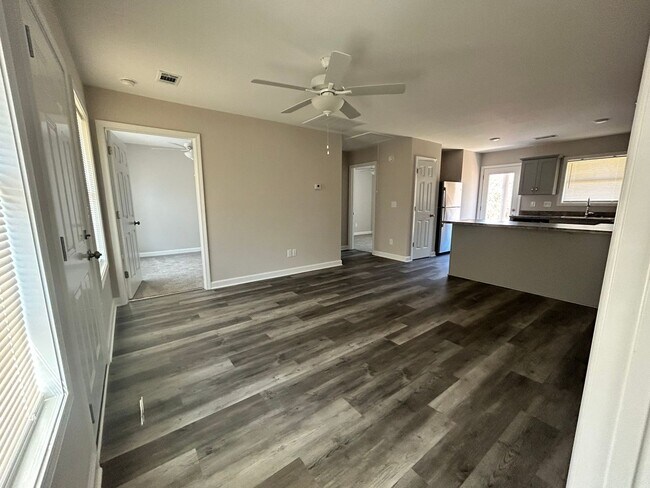 Foto del edificio - Three bedroom three bath available now!