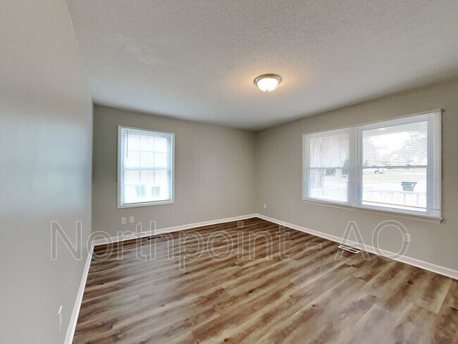 Foto del edificio - 213 Cedar Ct