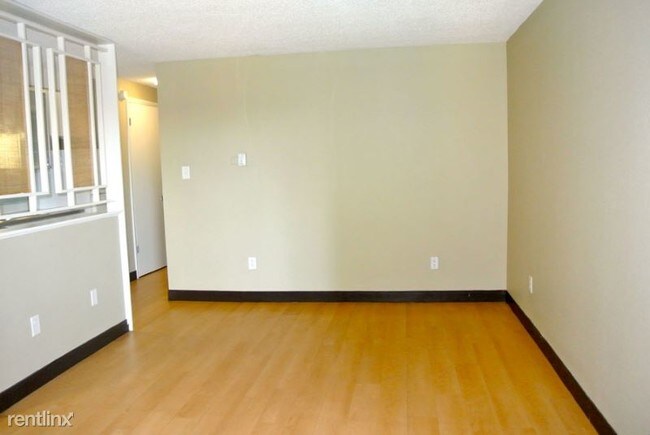 Building Photo - 805 Dahlia St