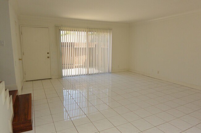 Building Photo - Garden Grove 3 bedroom 2 1/2 bathroom Town...