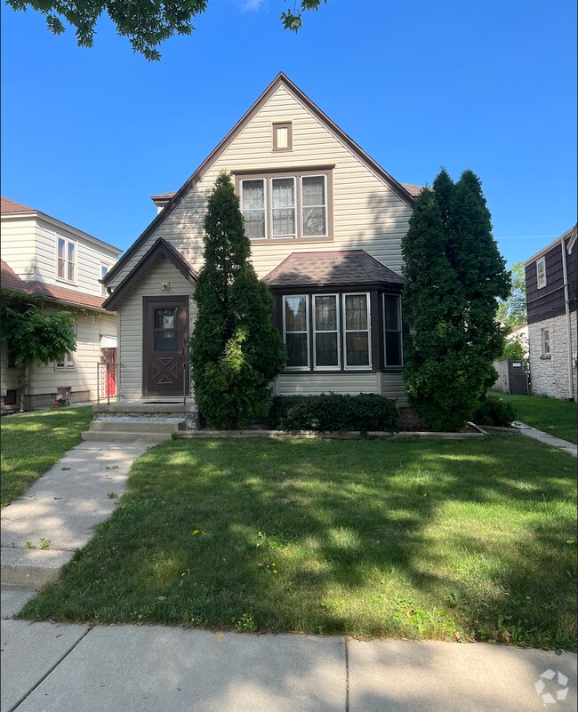 Grasslyn Manor Apartments for Rent with a Yard Milwaukee, WI 1