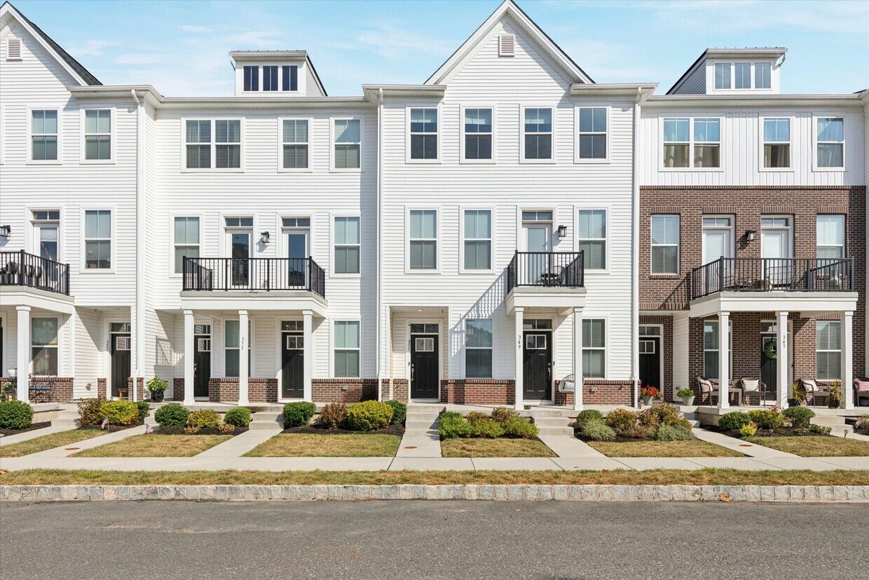 Primary Photo - 3 Bedroom, 2.5 Bath Townhome in Steelpoint...