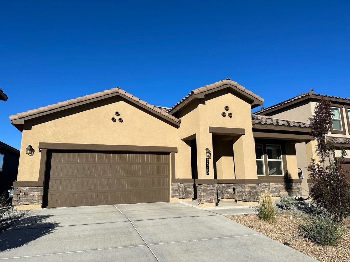 Primary Photo - Beautiful Spacious Home!! Don't miss this ...