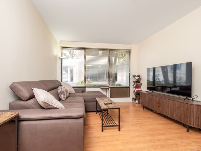 Building Photo - 300 Broad St