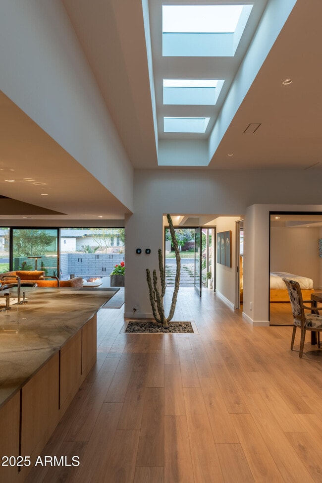 Foto del edificio - 5311 E Mitchell Dr