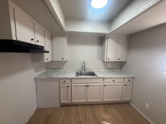 Foto del edificio - 8144 Troost Ave