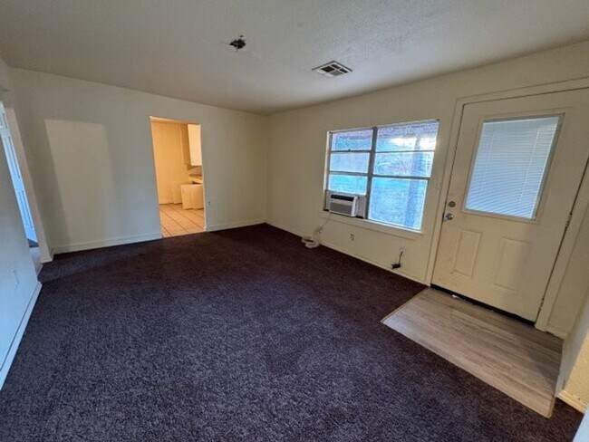 Foto del edificio - 5 bed 1 bath in Okc! large, fenced yard, inside utility!