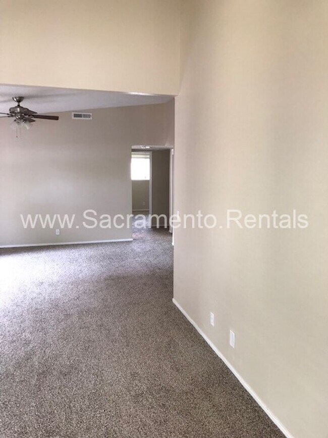 Building Photo - Beautifully Updated 2bd/2ba Fair Oaks Dupl...