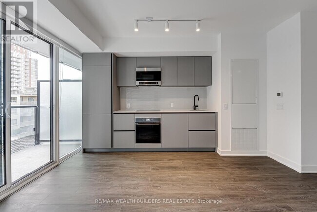 Photo du bâtiment - 117-117 Broadway Ave