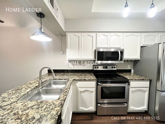 Building Photo - Gilbert 2-Bedroom Townhome with Modern Upg...