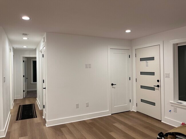 Sala de estar, pasillo a dormitorios. - 2815 Callahan Dr