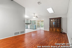 Foto del edificio - 7701 Rainey Meadow Ln