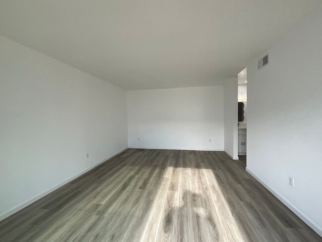 Building Photo - Completely Remodeled: Mesa Verde Community...