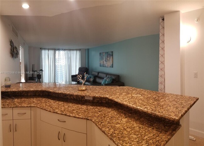 Foto del edificio - 6917 Collins Ave