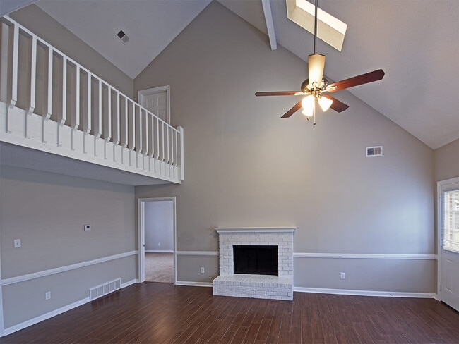 Building Photo - 4 bed, 2.5 bath about 2500 square feet nea...