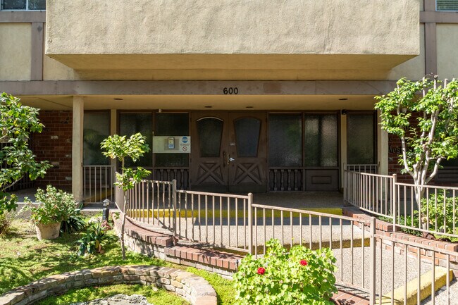 Entrada - 600 W Stocker St