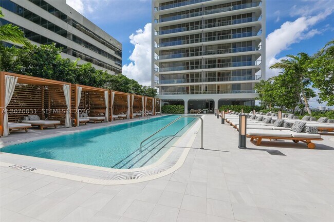 Foto del edificio - 2678 Tigertail Ave