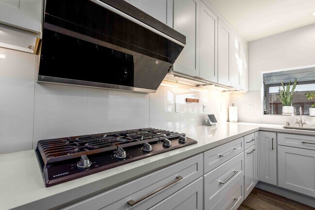 Building Photo - 5848 Canterbury Dr