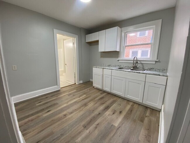 Foto del edificio - Updated 5-Bed, 2-Bath with Attic Suite & C...